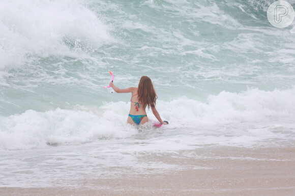 Marina Ruy Barbosa grava de biquíni na Praia da Macumba cena em que Elisa se afoga na novela 'Totalmente Demais', nesta quarta-feira, 17 de fevereiro de 2016