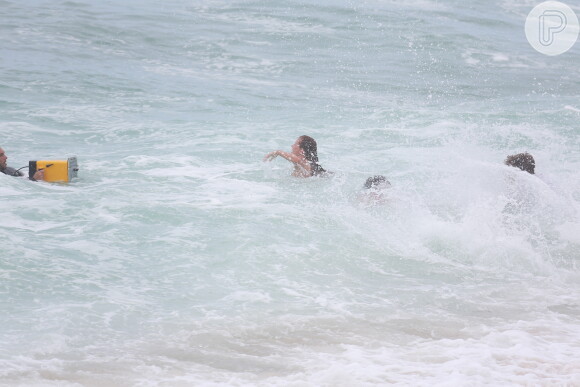 Marina Ruy Barbosa grava de biquíni na Praia da Macumba cena em que Elisa se afoga na novela 'Totalmente Demais', nesta quarta-feira, 17 de fevereiro de 2016