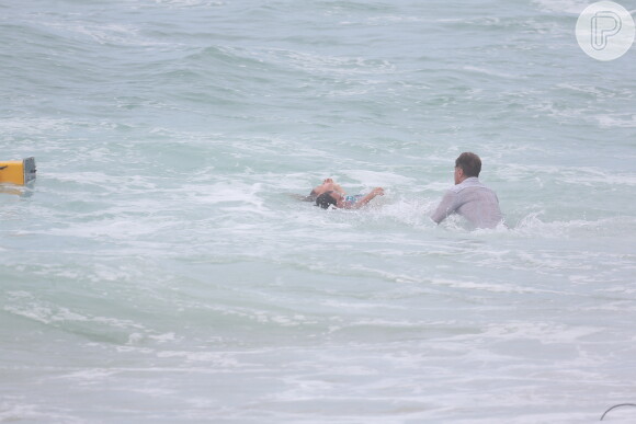 Marina Ruy Barbosa grava de biquíni na Praia da Macumba cena em que Elisa se afoga na novela 'Totalmente Demais', nesta quarta-feira, 17 de fevereiro de 2016