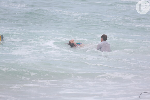 Marina Ruy Barbosa grava de biquíni na Praia da Macumba cena em que Elisa se afoga na novela 'Totalmente Demais', nesta quarta-feira, 17 de fevereiro de 2016