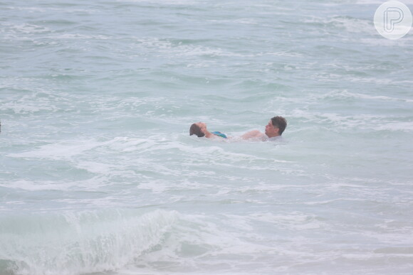 Marina Ruy Barbosa grava de biquíni na Praia da Macumba cena em que Elisa se afoga na novela 'Totalmente Demais', nesta quarta-feira, 17 de fevereiro de 2016