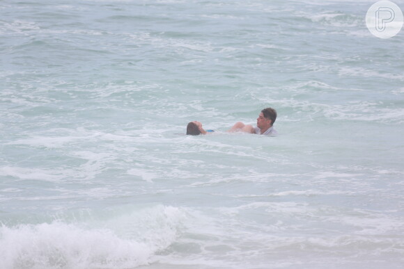 Marina Ruy Barbosa grava de biquíni na Praia da Macumba cena em que Elisa se afoga na novela 'Totalmente Demais', nesta quarta-feira, 17 de fevereiro de 2016