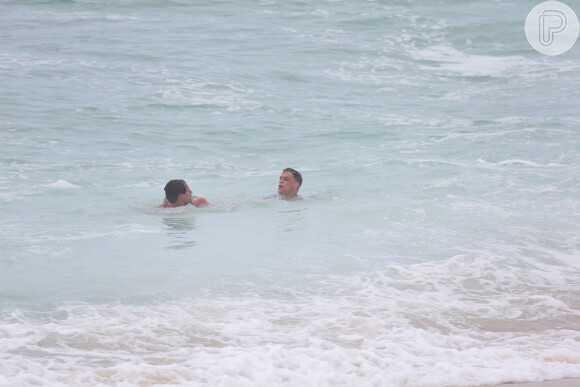 Marina Ruy Barbosa grava de biquíni na Praia da Macumba cena em que Elisa se afoga na novela 'Totalmente Demais', nesta quarta-feira, 17 de fevereiro de 2016