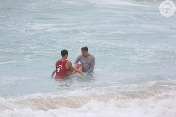 Marina Ruy Barbosa grava de biquíni na Praia da Macumba cena em que Elisa se afoga na novela 'Totalmente Demais', nesta quarta-feira, 17 de fevereiro de 2016