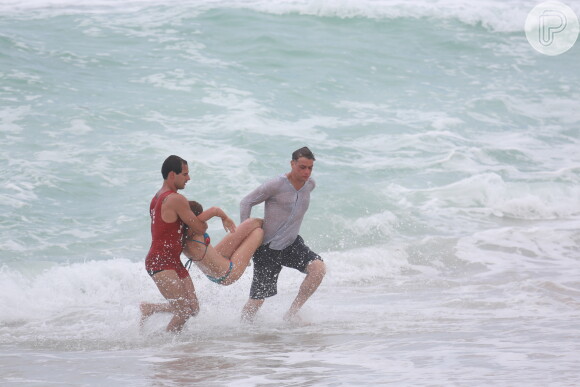 Marina Ruy Barbosa grava de biquíni na Praia da Macumba cena em que Elisa se afoga na novela 'Totalmente Demais', nesta quarta-feira, 17 de fevereiro de 2016
