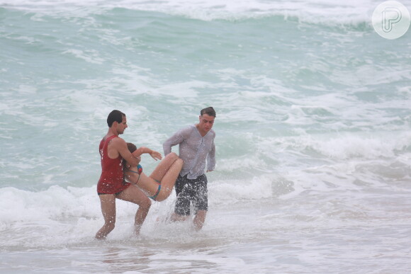 Marina Ruy Barbosa grava de biquíni na Praia da Macumba cena em que Elisa se afoga na novela 'Totalmente Demais', nesta quarta-feira, 17 de fevereiro de 2016