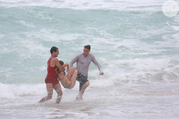 Marina Ruy Barbosa grava de biquíni na Praia da Macumba cena em que Elisa se afoga na novela 'Totalmente Demais', nesta quarta-feira, 17 de fevereiro de 2016