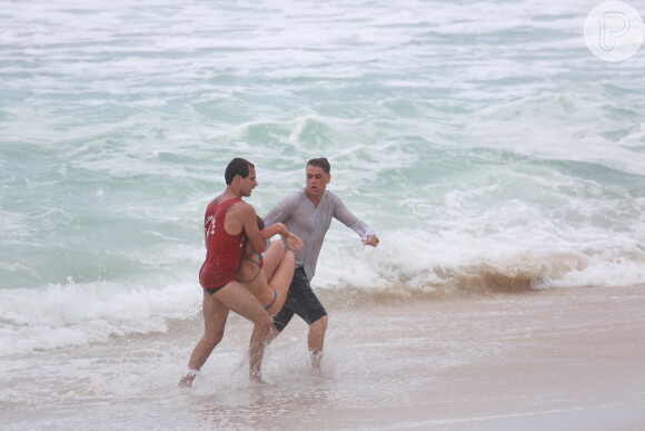 Marina Ruy Barbosa grava de biquíni na Praia da Macumba cena em que Elisa se afoga na novela 'Totalmente Demais', nesta quarta-feira, 17 de fevereiro de 2016