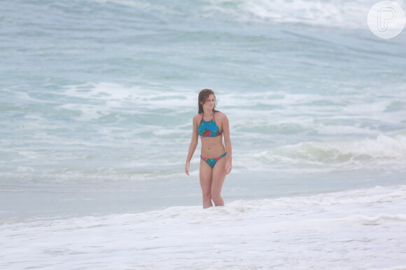 Marina Ruy Barbosa exibiu a ótima forma em cenas de biquíni em praia do Rio de Janeiro