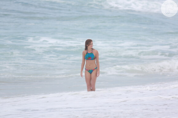 Marina Ruy Barbosa exibiu a ótima forma em cenas de biquíni em praia do Rio de Janeiro