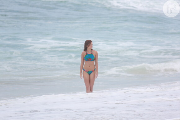Marina Ruy Barbosa exibiu a ótima forma em cenas de biquíni em praia do Rio de Janeiro