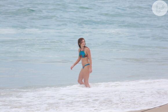 Marina Ruy Barbosa exibiu a ótima forma em cenas de biquíni em praia do Rio de Janeiro