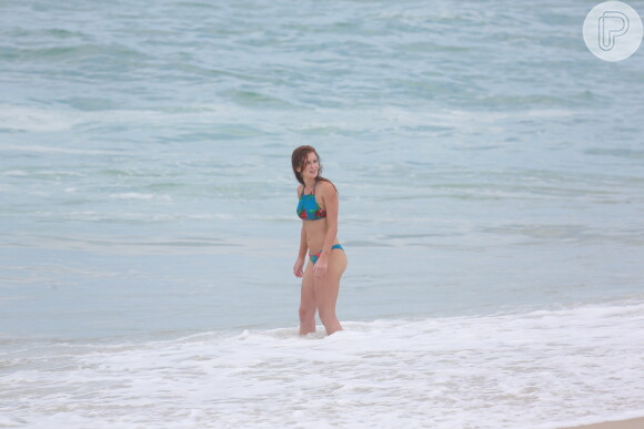 Marina Ruy Barbosa exibiu a ótima forma em cenas de biquíni em praia do Rio de Janeiro