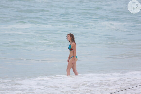 Marina Ruy Barbosa exibiu a ótima forma em cenas de biquíni em praia do Rio de Janeiro