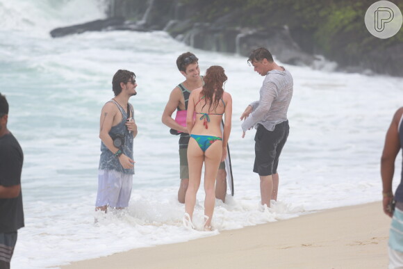 Marina Ruy Barbosa exibiu a ótima forma em cenas de biquíni em praia do Rio de Janeiro