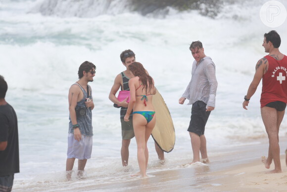Marina Ruy Barbosa exibiu a ótima forma em cenas de biquíni em praia do Rio de Janeiro