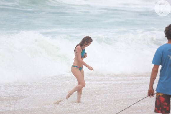 Marina Ruy Barbosa exibiu a ótima forma em cenas de biquíni em praia do Rio de Janeiro