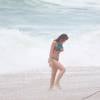 Marina Ruy Barbosa exibiu a ótima forma em cenas de biquíni em praia do Rio de Janeiro