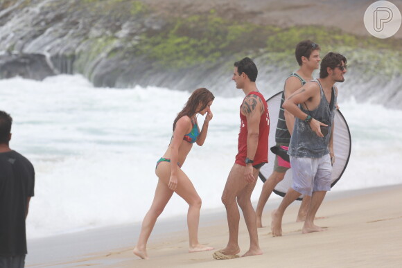 Marina Ruy Barbosa exibiu a ótima forma em cenas de biquíni em praia do Rio de Janeiro