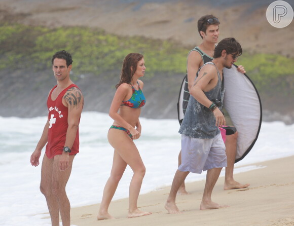 Marina Ruy Barbosa exibiu a ótima forma em cenas de biquíni em praia do Rio de Janeiro