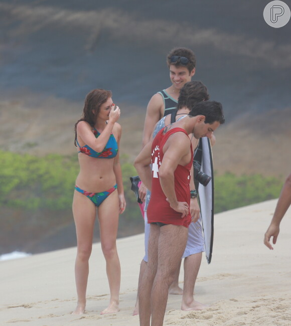 Marina Ruy Barbosa exibiu a ótima forma em cenas de biquíni em praia do Rio de Janeiro