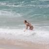 A atriz Marina Ruy Barbosa não perdeu a chance de dar um mergulho no mar para se refrescar do calor do Rio de Janeiro no intervalo das cenas da novela 'Totalmente Demais'