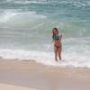 A atriz Marina Ruy Barbosa não perdeu a chance de dar um mergulho no mar para se refrescar do calor do Rio de Janeiro no intervalo das cenas da novela 'Totalmente Demais'