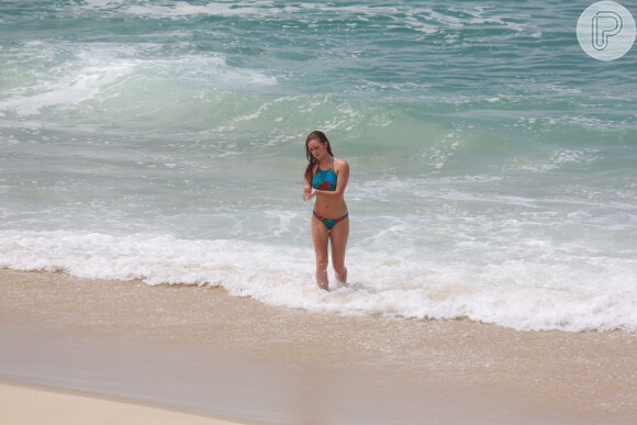 A atriz Marina Ruy Barbosa não perdeu a chance de dar um mergulho no mar para se refrescar do calor do Rio de Janeiro no intervalo das cenas da novela 'Totalmente Demais'