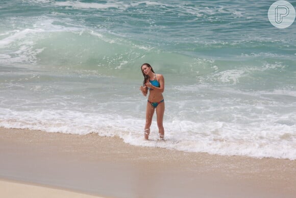 A atriz Marina Ruy Barbosa não perdeu a chance de dar um mergulho no mar para se refrescar do calor do Rio de Janeiro no intervalo das cenas da novela 'Totalmente Demais'