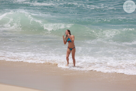 A atriz Marina Ruy Barbosa não perdeu a chance de dar um mergulho no mar para se refrescar do calor do Rio de Janeiro no intervalo das cenas da novela 'Totalmente Demais'