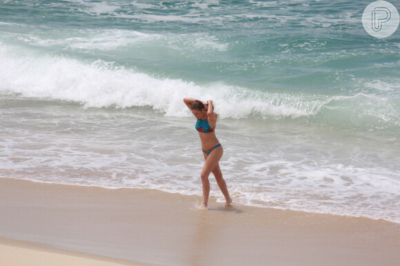 A atriz Marina Ruy Barbosa não perdeu a chance de dar um mergulho no mar para se refrescar do calor do Rio de Janeiro no intervalo das cenas da novela 'Totalmente Demais'