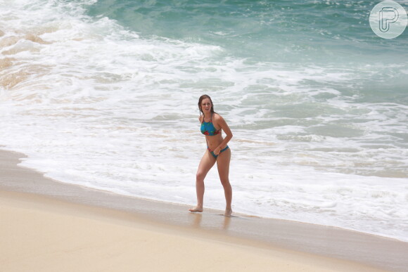 A atriz Marina Ruy Barbosa não perdeu a chance de dar um mergulho no mar para se refrescar do calor do Rio de Janeiro no intervalo das cenas da novela 'Totalmente Demais'