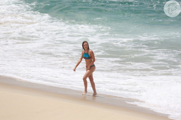 A atriz Marina Ruy Barbosa não perdeu a chance de dar um mergulho no mar para se refrescar do calor do Rio de Janeiro no intervalo das cenas da novela 'Totalmente Demais'