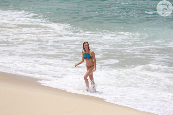 A atriz Marina Ruy Barbosa não perdeu a chance de dar um mergulho no mar para se refrescar do calor do Rio de Janeiro no intervalo das cenas da novela 'Totalmente Demais'