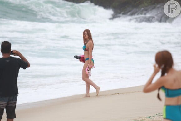 Marina Ruy Barbosa grava de biquíni na Praia da Macumba cena em que Elisa se afoga na novela 'Totalmente Demais', nesta quarta-feira, 17 de fevereiro de 2016