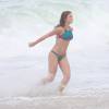 Marina Ruy Barbosa grava de biquíni na Praia da Macumba cena em que Elisa se afoga na novela 'Totalmente Demais', nesta quarta-feira, 17 de fevereiro de 2016