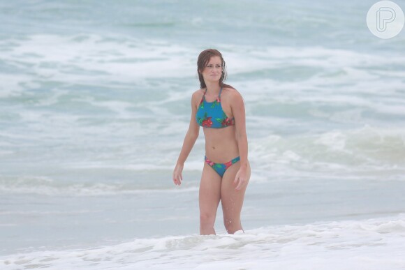 Marina Ruy Barbosa grava de biquíni na Praia da Macumba cena em que Elisa se afoga na novela 'Totalmente Demais', nesta quarta-feira, 17 de fevereiro de 2016