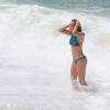 Marina Ruy Barbosa grava de biquíni na Praia da Macumba cena em que Elisa se afoga na novela 'Totalmente Demais', nesta quarta-feira, 17 de fevereiro de 2016