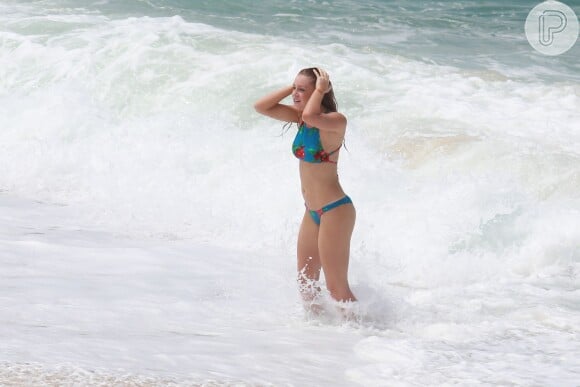 Marina Ruy Barbosa grava de biquíni na Praia da Macumba cena em que Elisa se afoga na novela 'Totalmente Demais', nesta quarta-feira, 17 de fevereiro de 2016