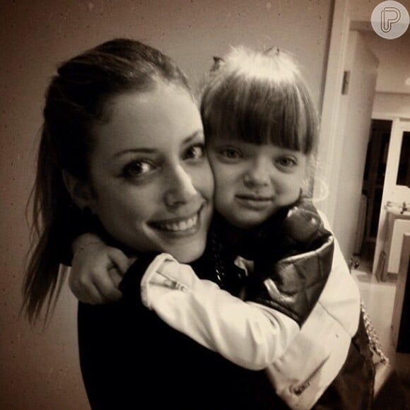 Rafaella Justus dá abraço apertado na irmã mais velha, foto reproduzida pelo Instagram da filha de Roberto Justus, em 19 de dezembro de 2012