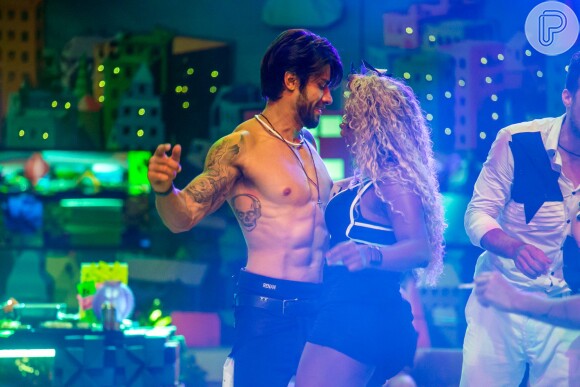 Renan e Adélia sensualizam na pista de dança durante festa no 'Big Brother Brasil'