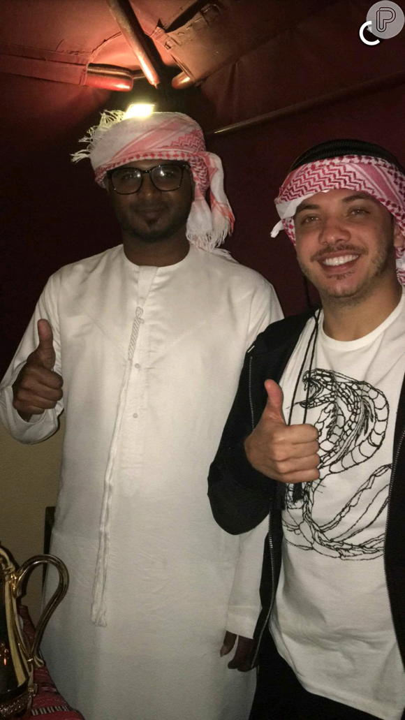 Wesley Safadão posa usando turbante árabe em Dubai
