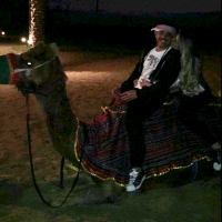 Wesley Safadão anda de camelo em viagem a Dubai com a mulher. Veja fotos!