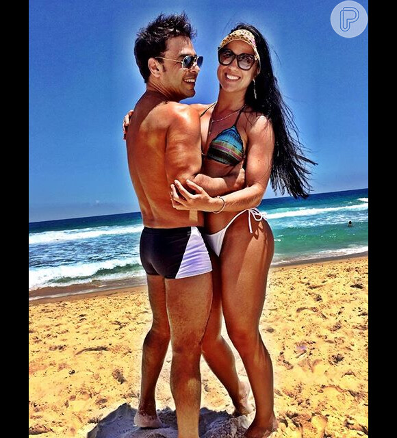 Zezé Di Camargo voltou ao Instagram com uma postagem ao lado da namorada, Graciele Lacerda