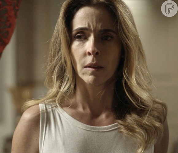 Kiki (Deborah Evelyn) aconselha Nelita (Bárbara Paz) a ficar longe da mansão, na novela 'A Regra do Jogo', em fevereiro de 2016