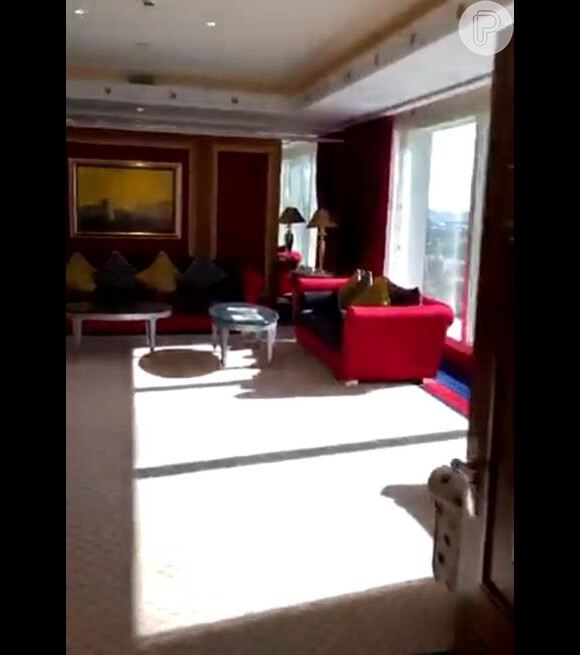 Wesley Safadão filma detalhes da suíte onde está hospedado e compartilha no Snapchat