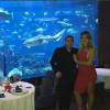 Wesley Safadão posa com a esposa, Thyane, durante jantar em Dubai