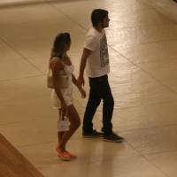 Bruno Gissoni passeia em shopping na Barra acompanhado de loira. Fotos!