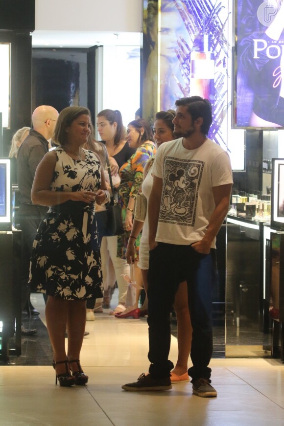 Bruno Gissoni está com novo affair: o ator foi acompanhado a um shopping na Barra da Tijuca