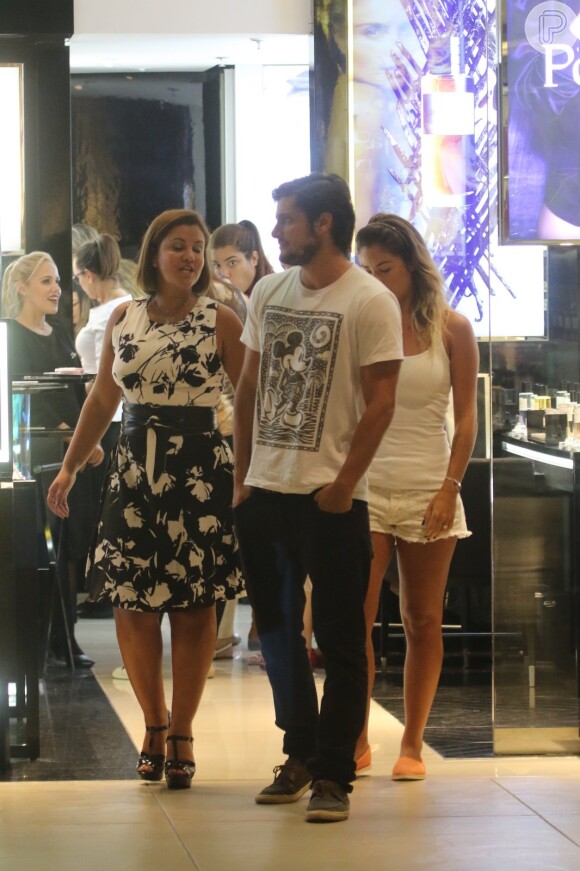 Bruno Gissoni foi clicado ao lado de nova companhia shopping na Barra da Tijuca